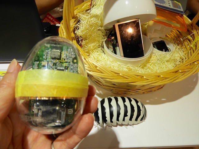 　卵形のカプセルをあたためると大きな卵からいろいろなキャラクターが生まれるガジェット
