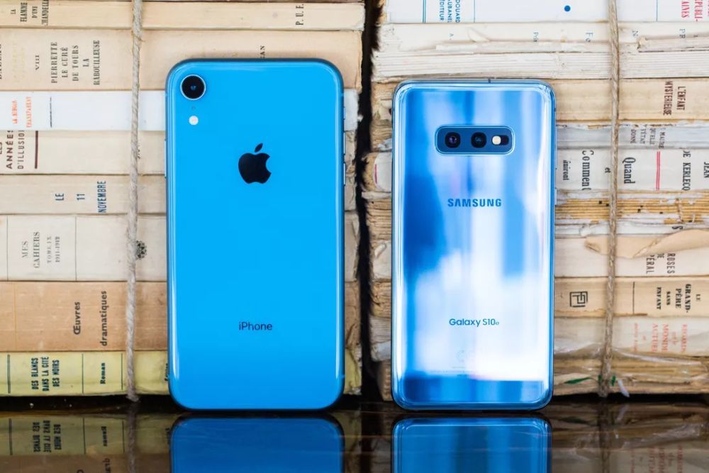 「iPhone XR」と「Galaxy S10e」