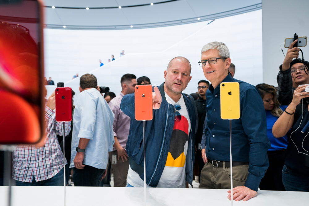 2018年9月、iPhone XR発表時のジョニー・アイブ氏とティム・クック氏
