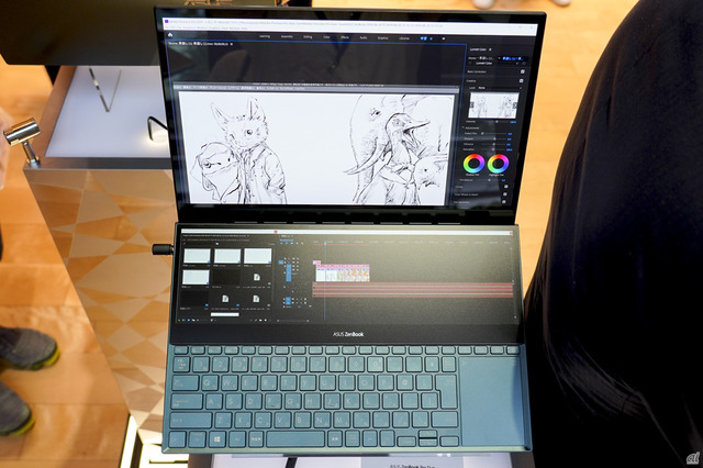 　15.6インチの4K有機ELパネルに、14インチの「ScreenPad Plus」を搭載したデュアルスクリーンノートPC「ZenBook Pro Duo」。動画編集ソフトで、編集した映像をメインディスプレイに、タイムラインをサブディスプレイに表示している。
