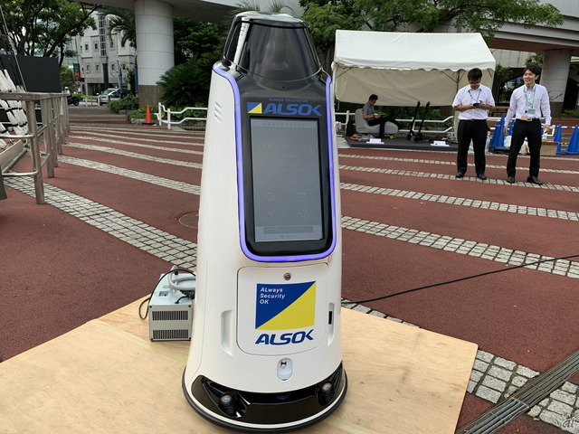 　AIを活用したALSOKの警備ロボット「REBORG-Z」。受付機能や音声対話（多言語対応）だけでなく、火災検知や異常音を検知すると警備員に知らせる機能を備える。