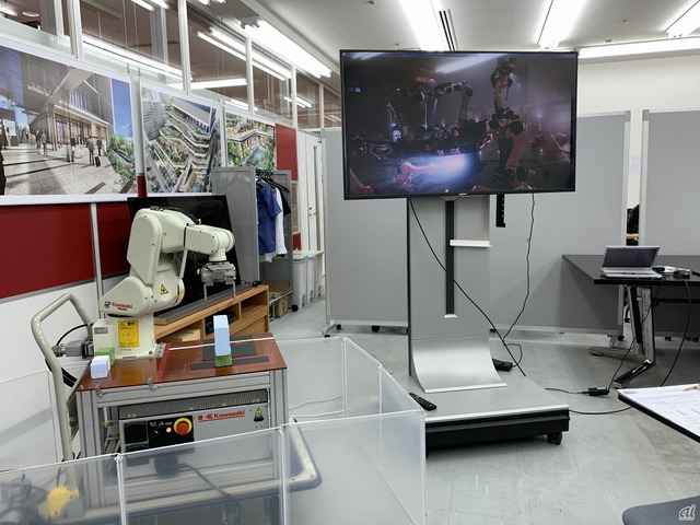 　川崎重工業の垂直関節型小型ロボット「RS003N」。こちらは屋内で、ニューピア竹芝サウスタワーの3Fにて、子ども向けに体験会を実施していた。