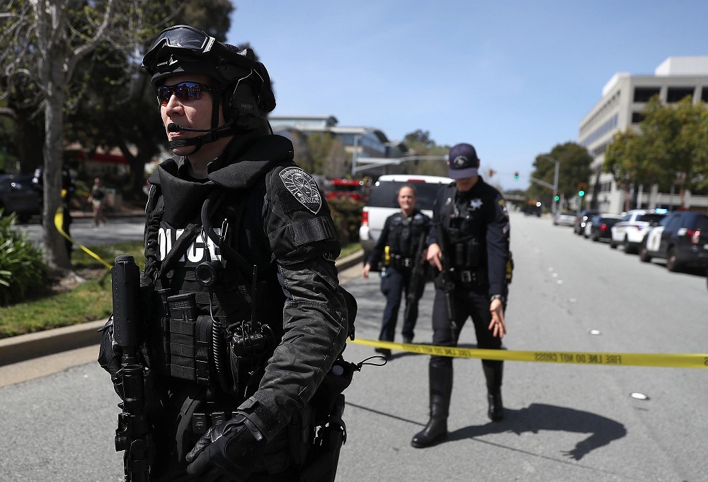 カリフォルニア州サンブルーノにあるYouTube本社で2018年に起きた銃撃事件の後、外を警備する警官ら