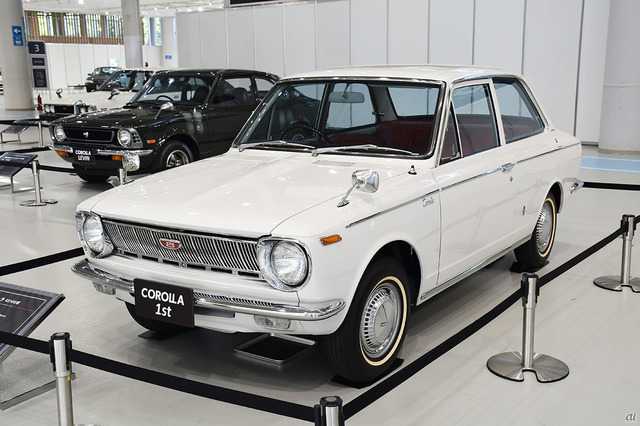　1966年に発売された初代カローラ。競合車よりも排気量が多い「プラス100ccの余裕」をアピールし、人気モデルとなった。