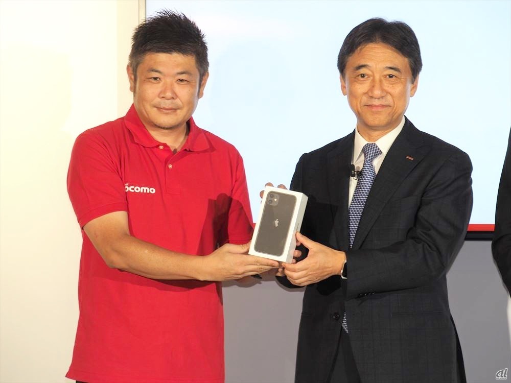 最初の購入者に吉澤氏が自ら新iPhoneを手渡し。購入したのは「iPhone 11」のブラックとのことだ