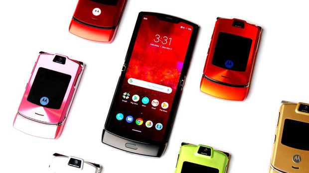 　フリップ型のデザインは2014年の初代Motorola Razrを思い出させるが、今回の新製品は独自の特徴も備えている。