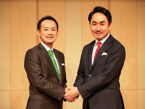 ヤフー川邊社長とLINE出澤社長が“固い”握手--個々だけでは「もう間に合わない」