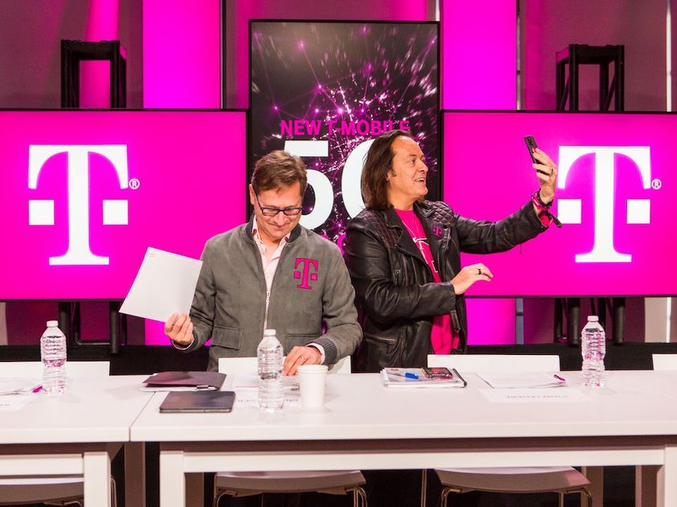 T-Mobile USのJohn Legere CEO（右）とMike Sievert COO（左）