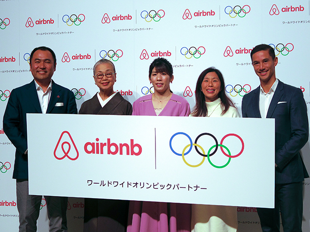 会場には、Airbnbでホームホストを務める金井美代子さん（左から2人目）と小林佳寿美さん（左から4人目）も登場。ゲストは駅まで迎えにいっているという