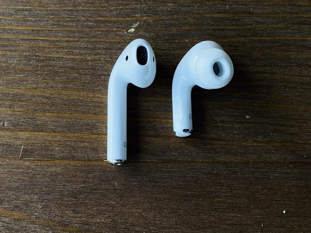 AirPods（左）と新しいAirPods Pro（右）