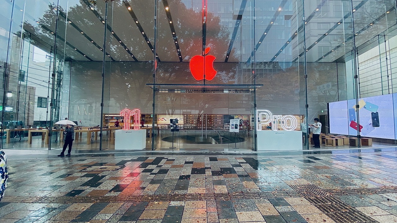 Apple 表参道。都内では、Apple 新宿とApple 表参道、Apple 銀座がロゴが赤く変わっている