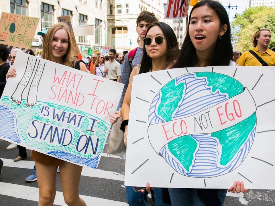 地球温暖化対策を求めるデモに参加したニューヨークの若者たち。