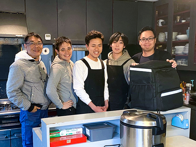 X Kitchenのメンバーとデジタルベースキャピタル 代表パートナーの桜井駿氏（右端）
