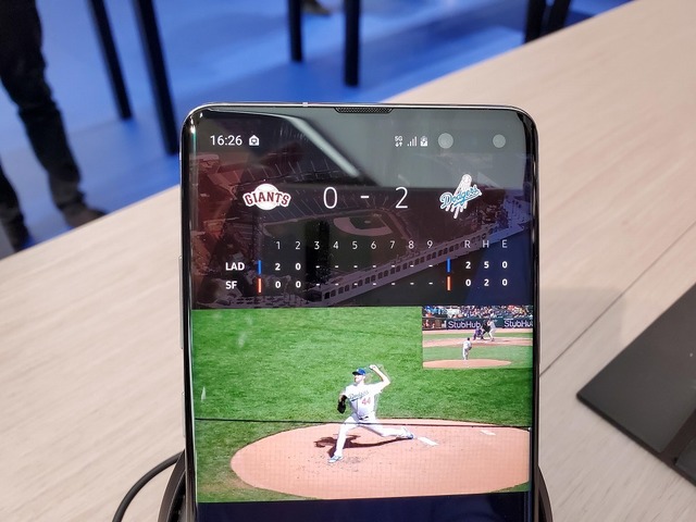操作できるTV映像

　「Galaxy S10 5G」スマートフォンを用いたこの5Gのデモでは、ライブ配信されている野球の試合をズームして選手をクローズアップで見ることができる。指先をひねるだけで視点を回転させ、選手がボールを投げたり捕ったりしている様子や走っている様子をあらゆる角度から見ることも可能だ。