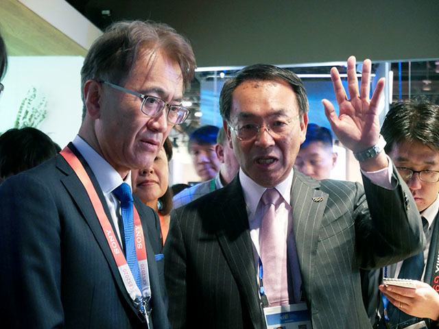 「CES 2020」の会場でパナソニックブースを訪れた、ソニー 社長兼CEOの吉田憲一郎氏を案内する津賀氏