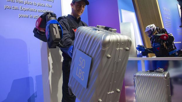 Delta Air Linesの「Guardian XO」

　Guardian XOは、作業員がタラップなどで重い荷物を持ち上げるのを支援する外骨格スーツだ。