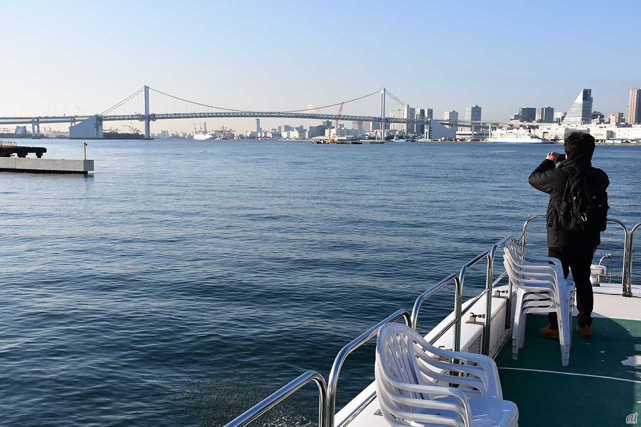 運河を出て東京港に入った船