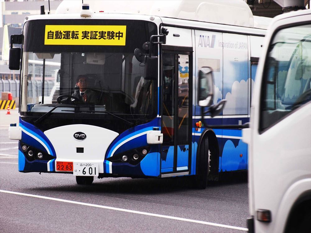 空港制限区域内を走行するANAの大型自動運転バス