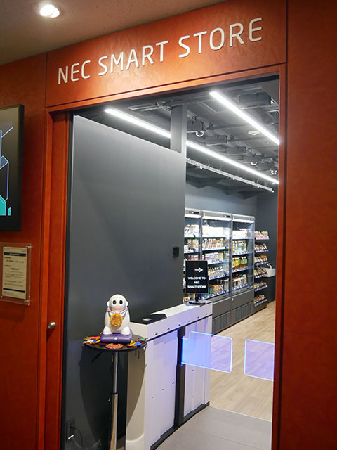「NEC SMART STORE」の入口。NECのロボット「パペロ」が店長を務める