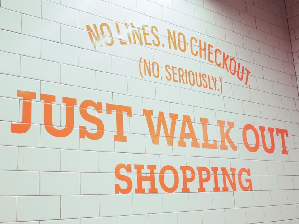"Just Walk Out Shopping"と書かれたニューヨーク市内のAmazon Go店舗の壁