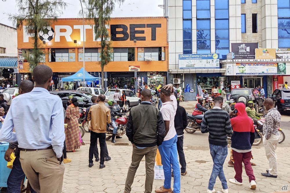 ルワンダの首都キガリ。国民の7割が30歳以下で活気がある