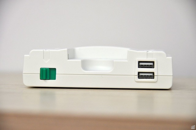　PCエンジン miniの前面。左の緑色のスイッチが電源スイッチ。右はパッド端子。上が1プレイヤー側で、下が2プレイヤー側。