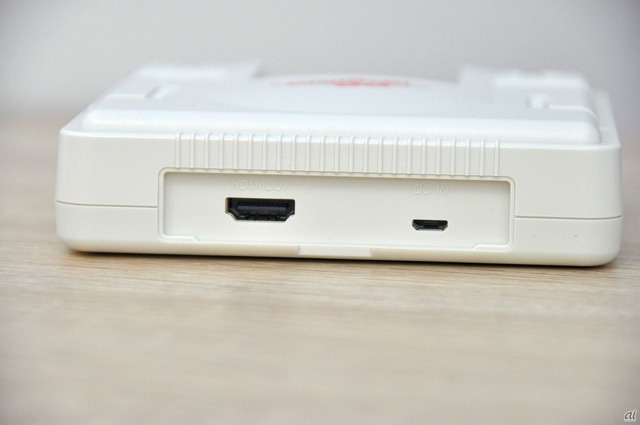 　カバーを外すと、HDMI出力端子とACアダプター端子（USB Micro-B）がある。