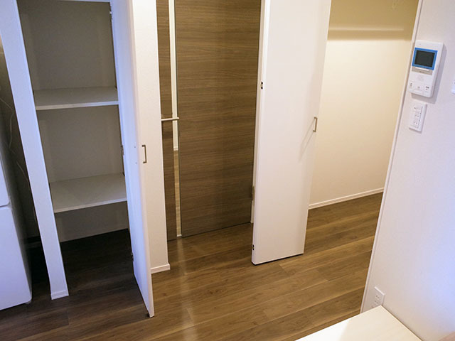 室内専有部にはパントリー（左）と家具類を収納する「集中収納」（右）を設ける