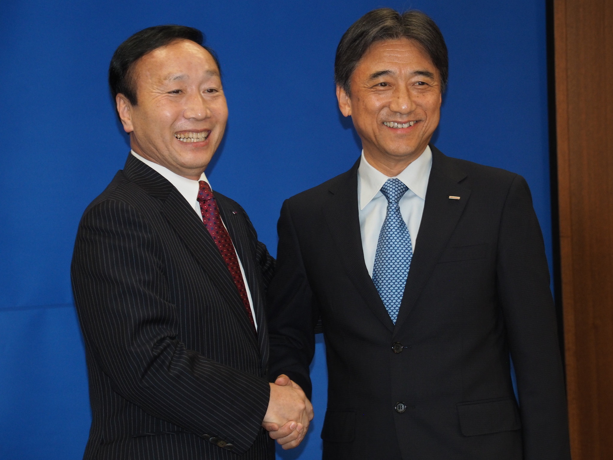 NTTドコモは4年毎に経営陣が交代しており、現在の吉澤氏(右)は2016年に前任の加藤薫氏(左)から交代する形で社長に就任している
