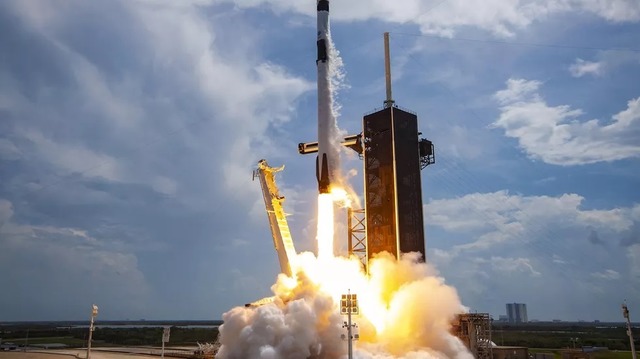 　SpaceXのロケット「Falcon 9」に搭載された宇宙船「Crew Dragon」が米国時間5月30日、フロリダ州のケネディ宇宙センターの39A発射台から国際宇宙ステーション（ISS）に向けて飛び立った。この宇宙船には、米航空宇宙局（NASA）の宇宙飛行士Robert Behnken氏とDouglas Hurley氏が搭乗している。2011年にスペースシャトルのプログラムが終了して以来初の有人宇宙船の打ち上げとなった。そしてSpaceX初の有人宇宙ミッションだ。このミッションは「Demo-2」と呼ばれており、SpaceXの宇宙船の試験を主な目的としている。