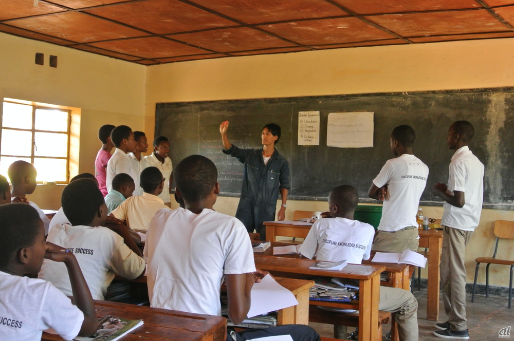 ルワンダの中学校で衛生啓発のワークショップをしている様子