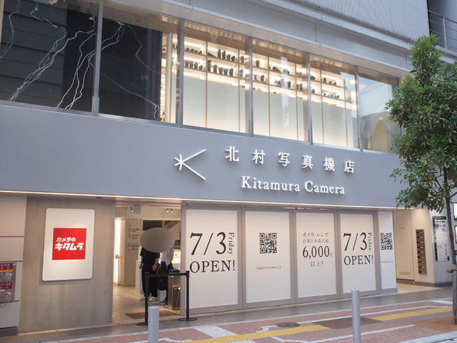 　7月3日、10時にオープンする「新宿 北村写真機店」（東京都新宿区新宿3-26-14）。「ツタヤブックアパートメント」の跡地となる、JR山手線「新宿駅」東口より徒歩1分の場所に位置する。カメラの「キタムラ」とは異なるサインデザインや内装を採用する。B1～6階まであり、3～6階はA、B館に分かれた造りになっている。