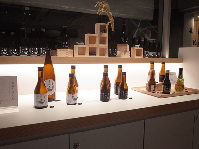 　ポップアップスペースには日本酒が展示されていた。キタムラ創業の地である高知県の酒造会社である酔鯨とのコラボレーション日本酒も販売されている。