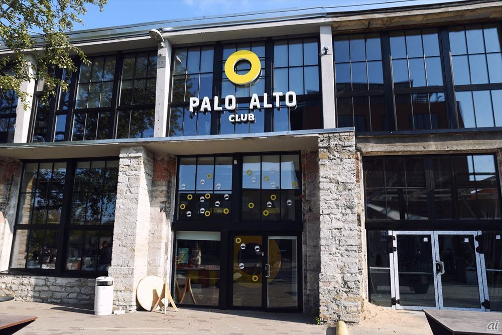 カレッジの中に出現した「PALO ALTO CLUB」