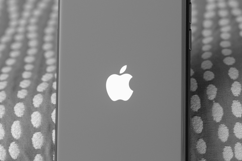 iPhoneの背面にあしらわれたアップルのロゴ