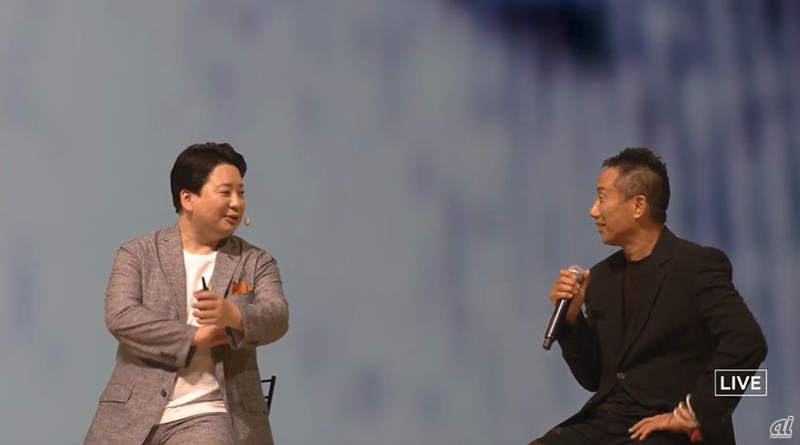舛田氏との対談では、ビジネスカンファレンスに登壇したのは初めてといったことや、2人を引き合わせたのは、音楽プロデューサーとして知られる秋元康氏であることなどが語られていた