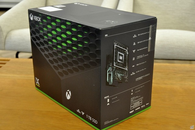 「Xbox Series X」の外箱。