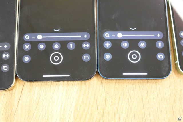 　拡大鏡を起動すると、左側のiPhone Proシリーズには右端に「人……人」のアイコンがあるのがわかる。