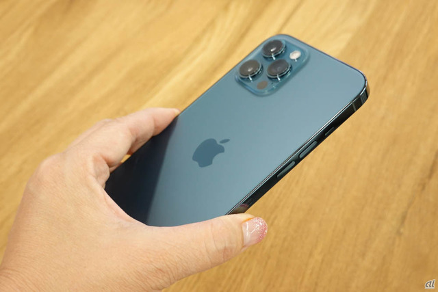 　iPhone 12 Pro Maxのサイズは、高さ160.8mm×幅78.1mm×厚さ7.4mm、重量は226g。従来のiPhone 11 Pro Maxとほぼ同じサイズで重さは同じではあるものの、手にすると大きい印象を受ける人が多そうだ。