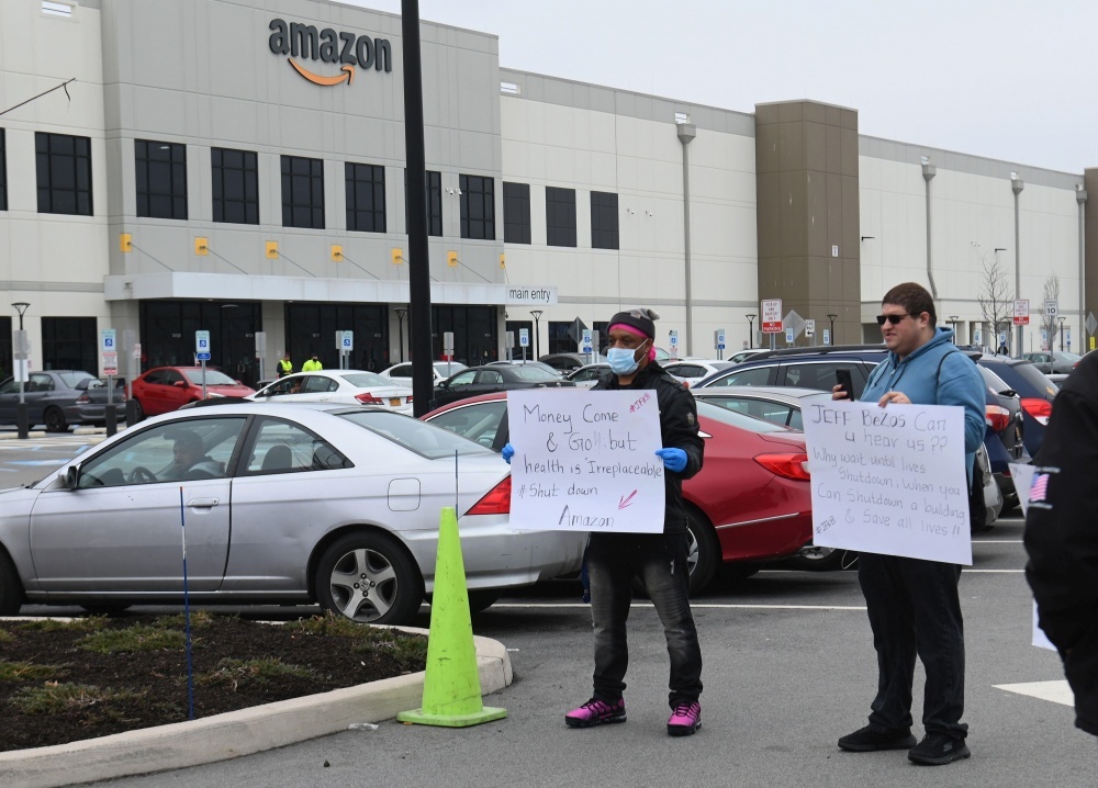 2020年3月、ニューヨーク州スタテン島にあるAmazonの施設の外で抗議活動をする倉庫従業員ら