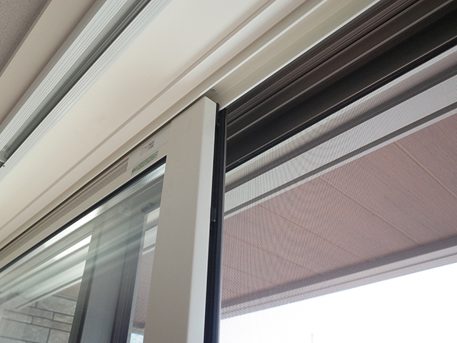 外側がアルミサッシ、室内側は樹脂を採用した窓を採用することで、大きな窓を確保しながら断熱性能を維持。ヒサシにより、直射日光が入りにくい構造にしている