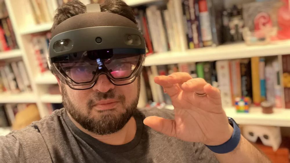 HoloLens 2を装着した筆者
