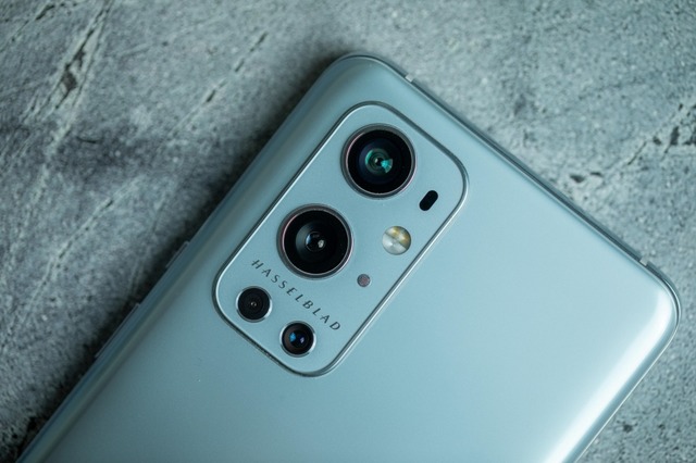 　OnePlus 9 Proは4つのカメラを搭載している。大きなイメージセンサーを備えた通常のズームレンズ、超広角レンズ、光学3.3倍のレンズに加え、下部の小さなモノクロレンズだ。

　素晴らしい画像を撮影できるが、改善の余地もある。