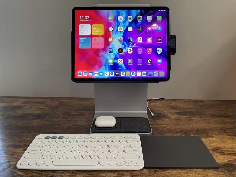  Kensingtonの「StudioDock」を使えば、iPad Proがデスクトップコンピューターに。Appleから同様のアクセサリーは出ないものだろうか。