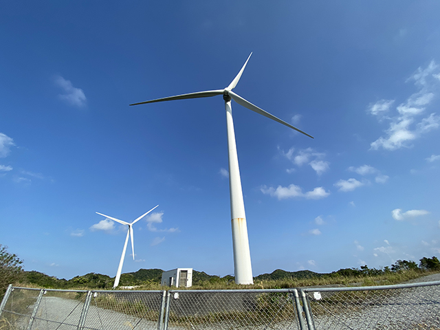 山の尾根に直径83.3mの大きな風車が2台設置されている。風速25m以下で発電を行う仕組み