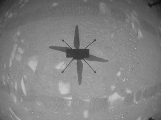 Ingenuityのカメラで撮影した飛行中の影（出典：NASA、JPL、Caltech）