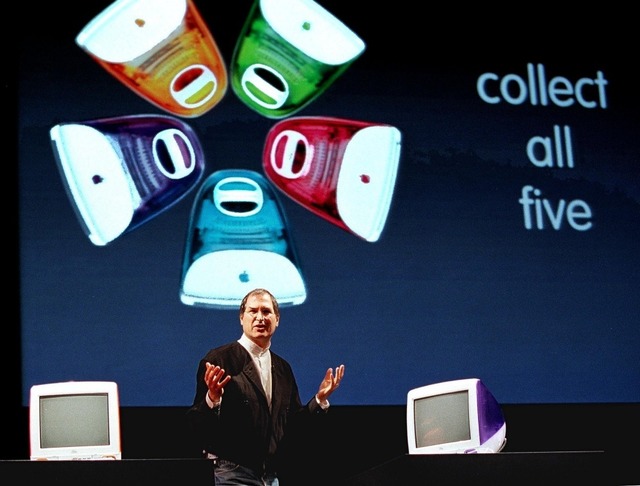 　「Collect all five.（5色全部揃えよう」。1990年代の一般的なPCユーザーにとっては間違いなく1台で十分だっただろう。「No artificial colors.（人工着色料不使用）」とか「iCandy.」といった見出しの広告も展開した。