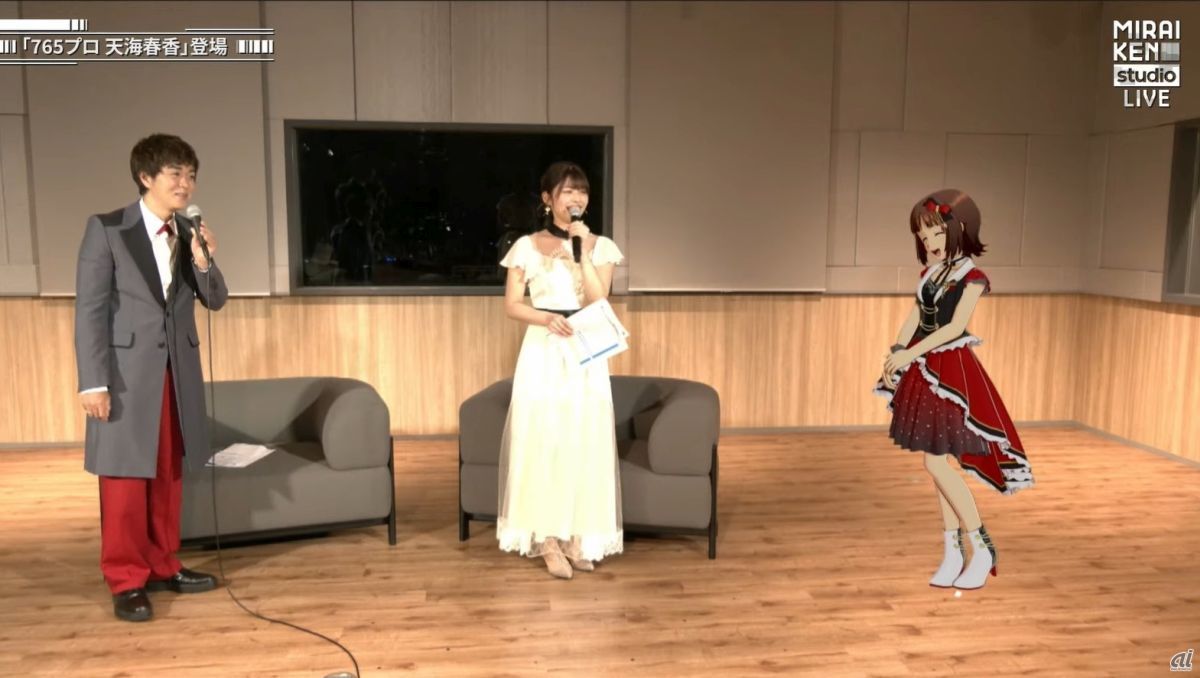 オープニングセレモニーで、ヒャダインさんと金澤さんと会話する、「アイドルマスター」のアイドルである天海春香（右）