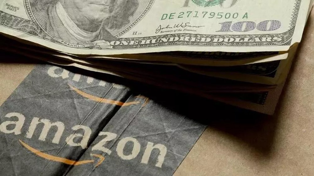 Amazonの箱と100ドル札<br>提供：CNET
