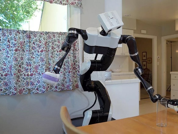 トヨタの最新ロボット、家事をしながら自撮りを披露